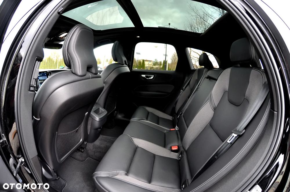 Volvo XC 60 B4 B Plus Dark - 17