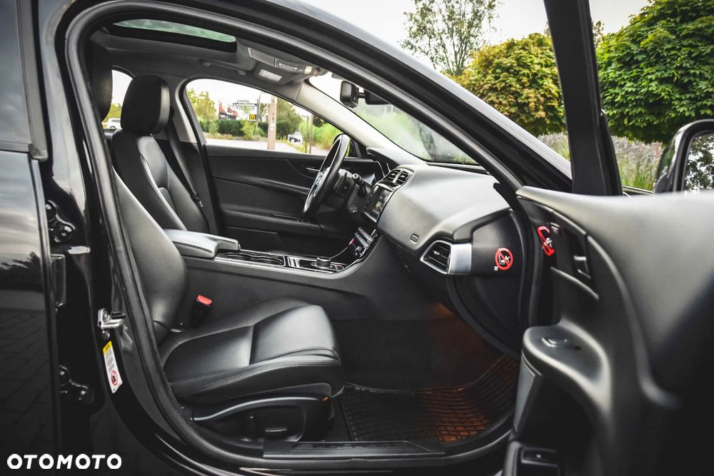 Jaguar XE 2.0 T R-Sport - 25