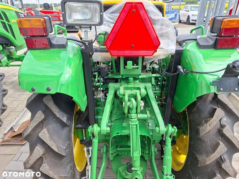 John Deere 3028 En 4X4 - 32