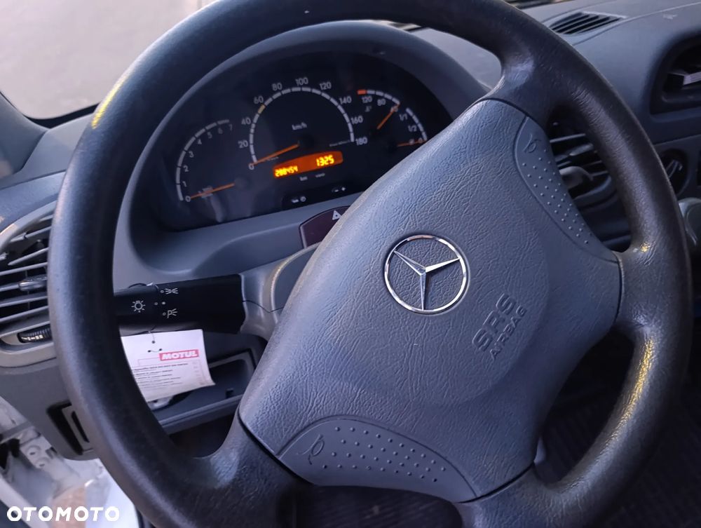 Mercedes-Benz 211 - 7