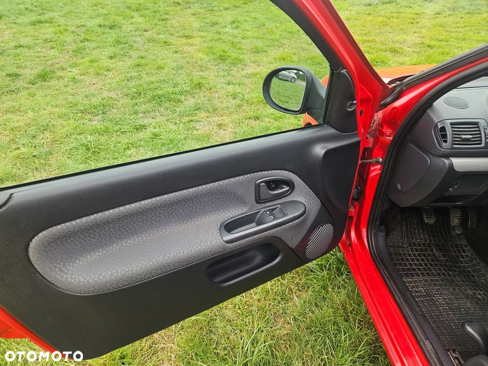 Renault Clio 1.2 16V Campus - 11