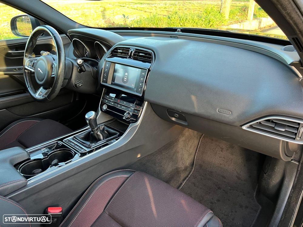Jaguar XE 2.0 D R-Sport - 13