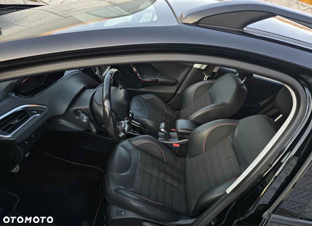 Peugeot 2008 1.2 Pure Tech Allure S&S - 15