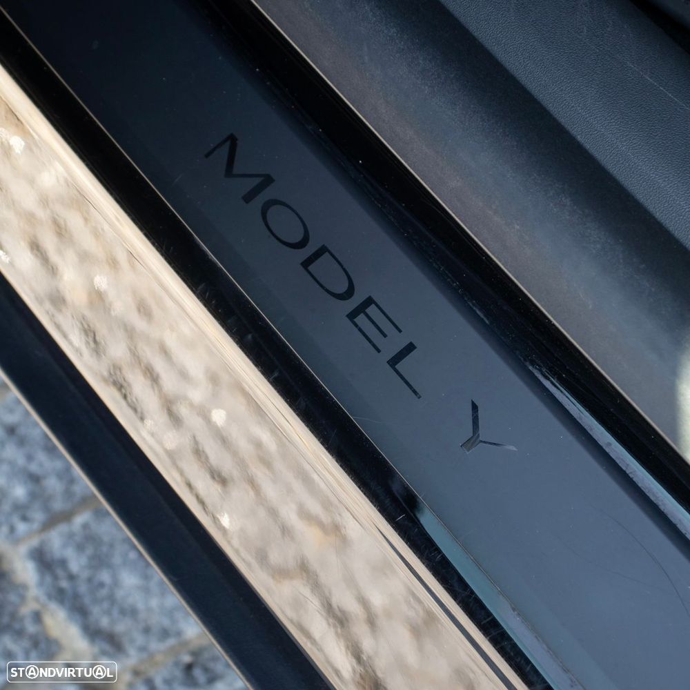 Tesla Model Y Long Range Dual Motor AWD - 14