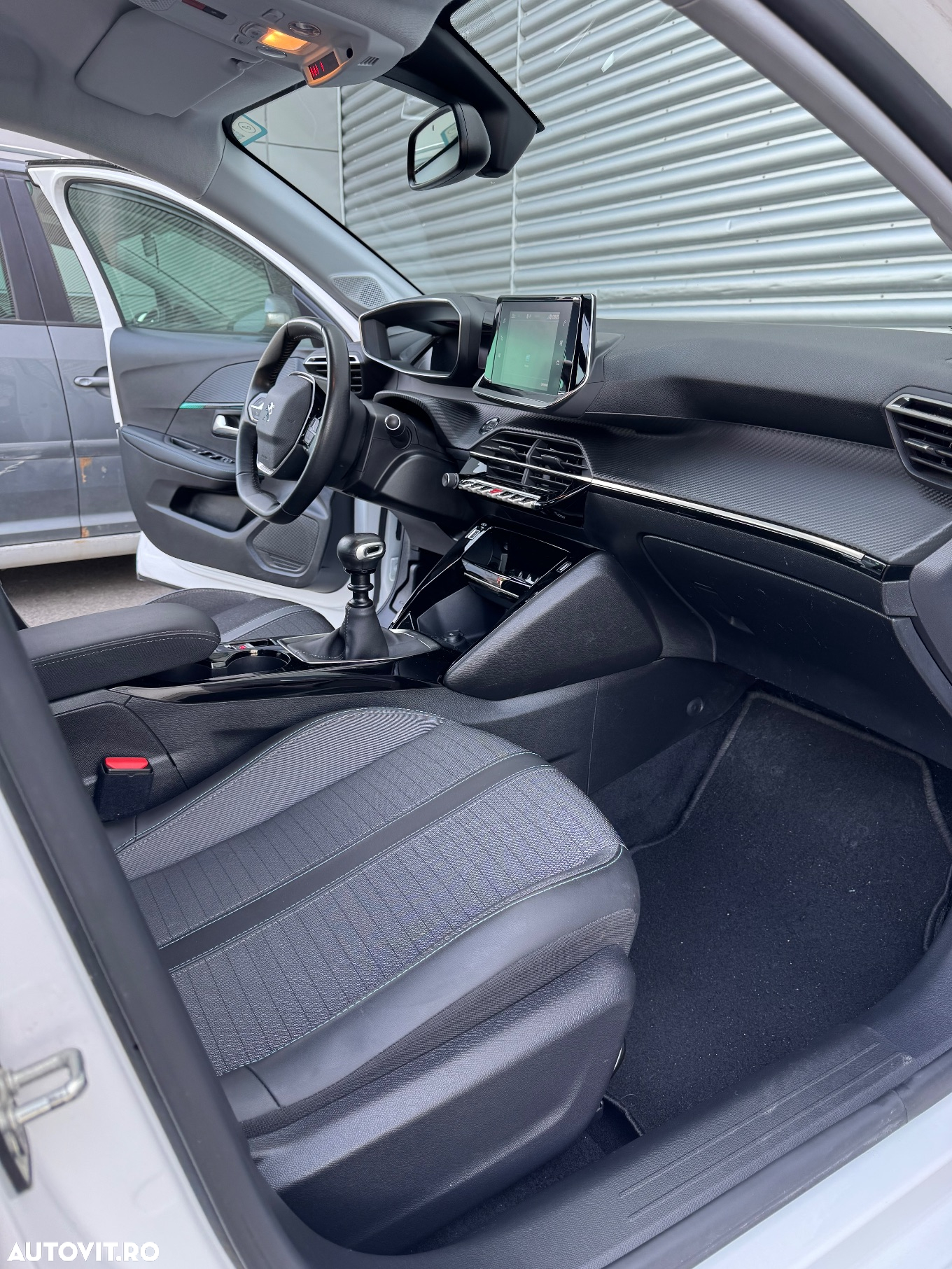 Peugeot 208 1.2 L PureTech STT Allure - 32