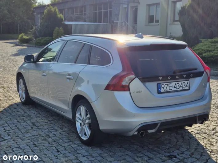 Volvo V60 D5 AWD Geartronic Summum - 4