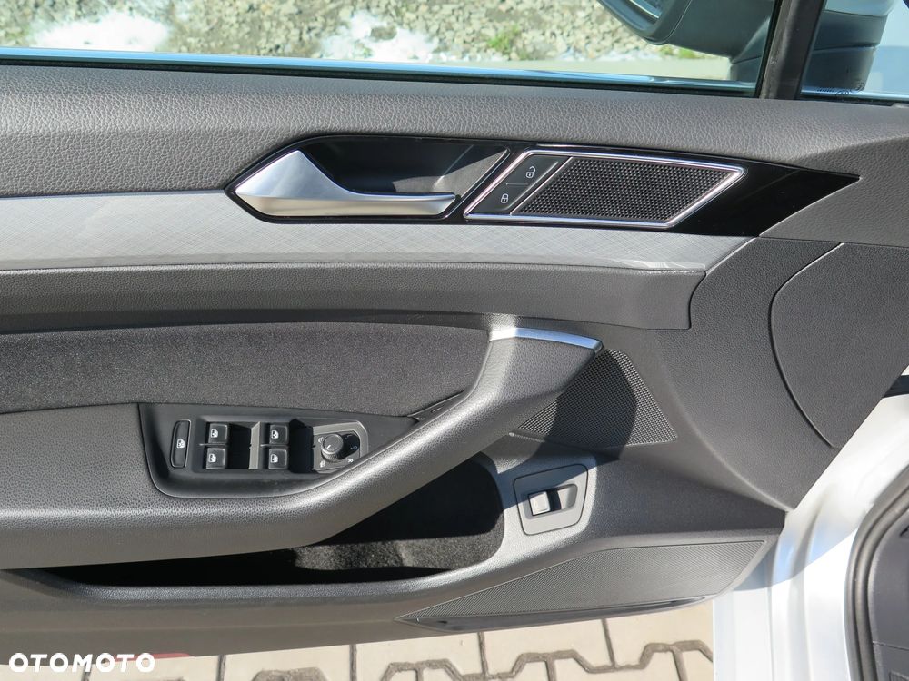 Volkswagen Passat Variant 2.0 TDI 4Mot Elegance DSG - 17