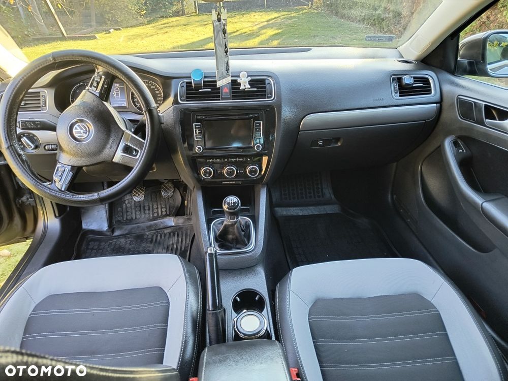 Volkswagen Jetta - 3