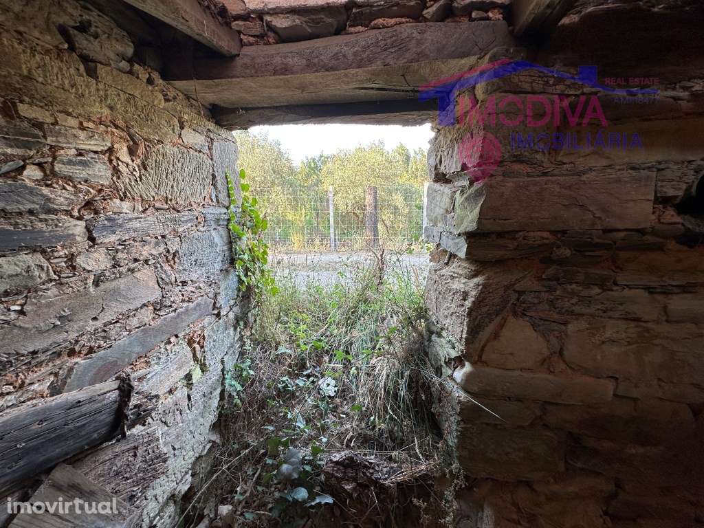 Moradia em pedra de traça rústica com terreno de 3110m2 - Grande imagem: 3/35