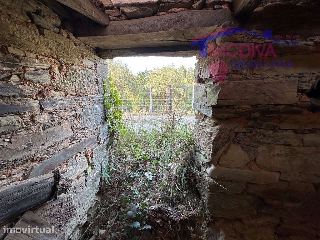 Moradia em pedra de traça rústica com terreno de 3110m2 - Grande imagem: 3/35