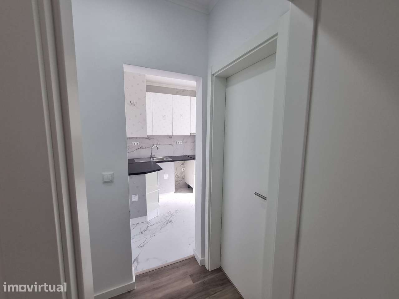 APARTAMENTO T2 RENOVADO PARA ARRENDAR NA ESTRADA DE MOSCAVIDE - Grande imagem: 4/35