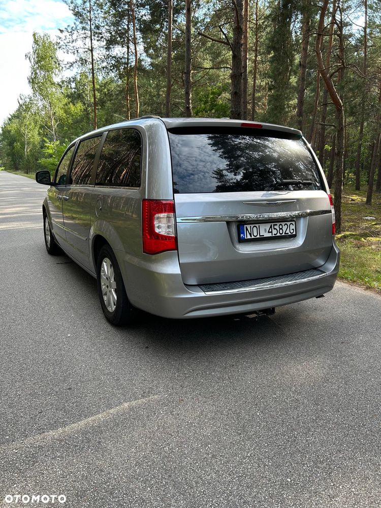 Chrysler Town & Country - 3