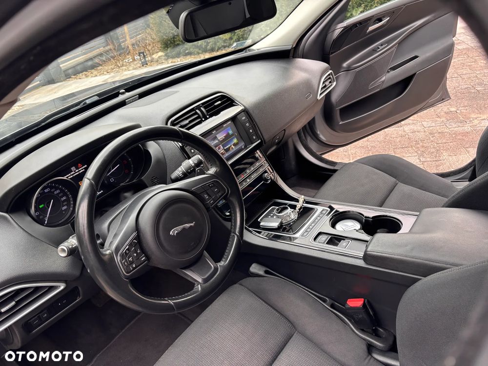 Jaguar XE 2.0 D Portfolio - 8