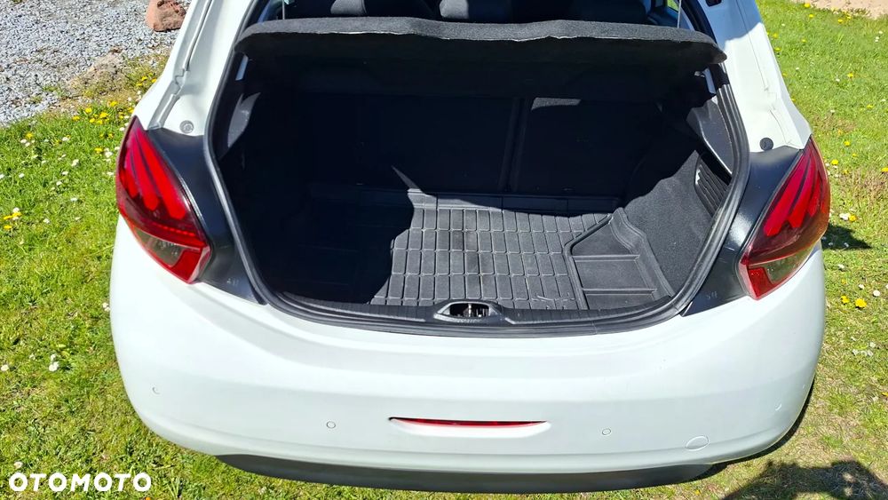 Peugeot 208 - 8