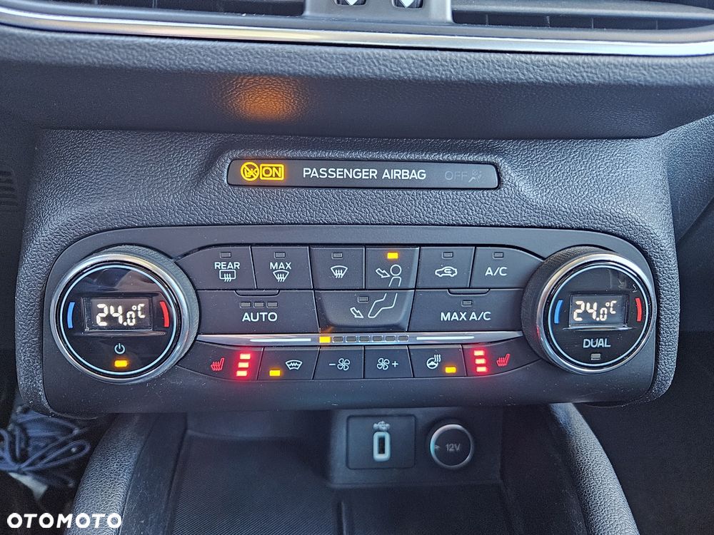 Ford Focus 2.0 EcoBlue Start-Stopp-System TITANIUM - 33