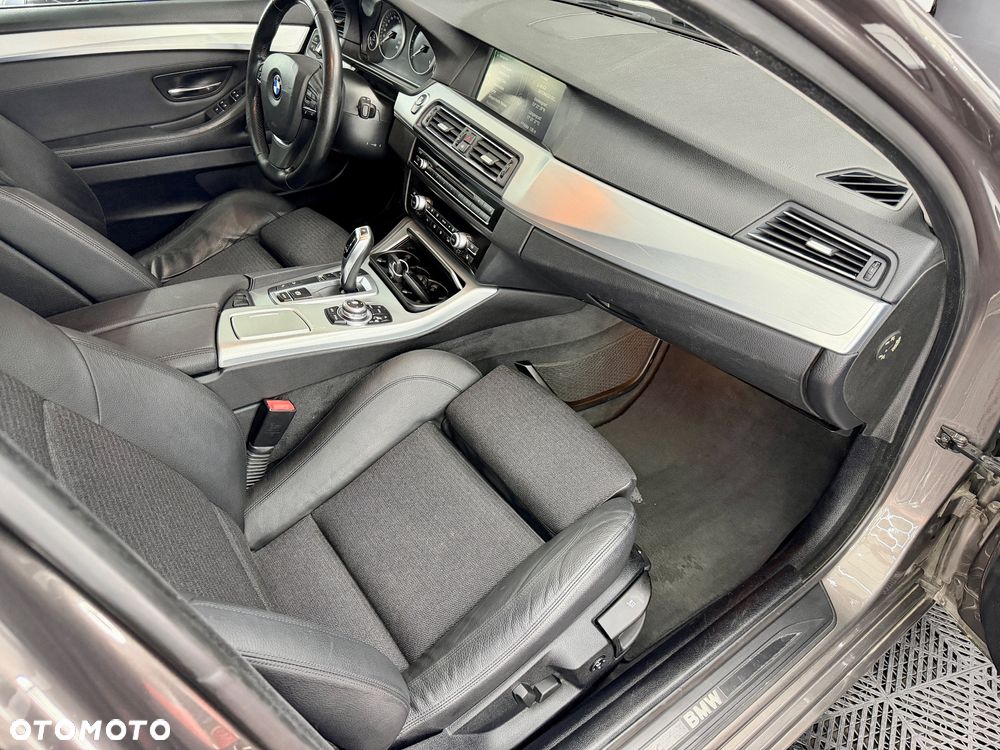 BMW Seria 5 525d xDrive Sport-Aut - 24