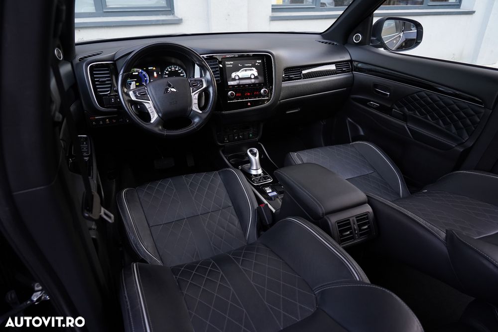 Mitsubishi Outlander ver-2-4-4wd-plug--in-hybrid-top - 13