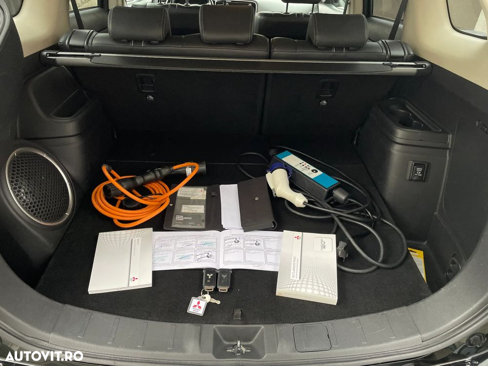 Mitsubishi Outlander 2.0 4WD Plug-In Hybrid Top - 33
