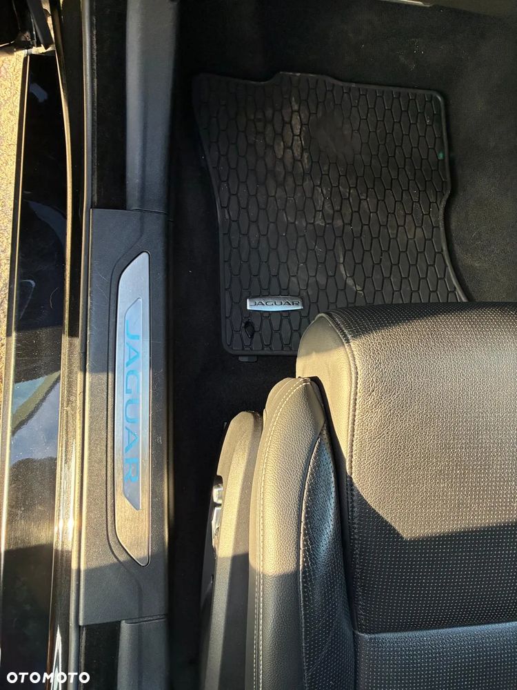 Jaguar XF P300 AWD R-Dynamic SE - 32