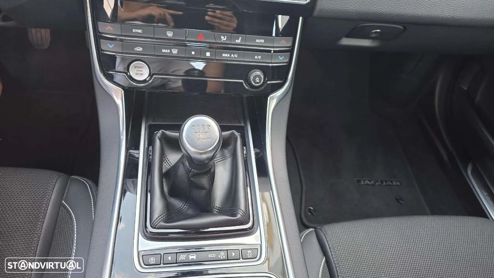 Jaguar XE 2.0 D R-Sport - 15