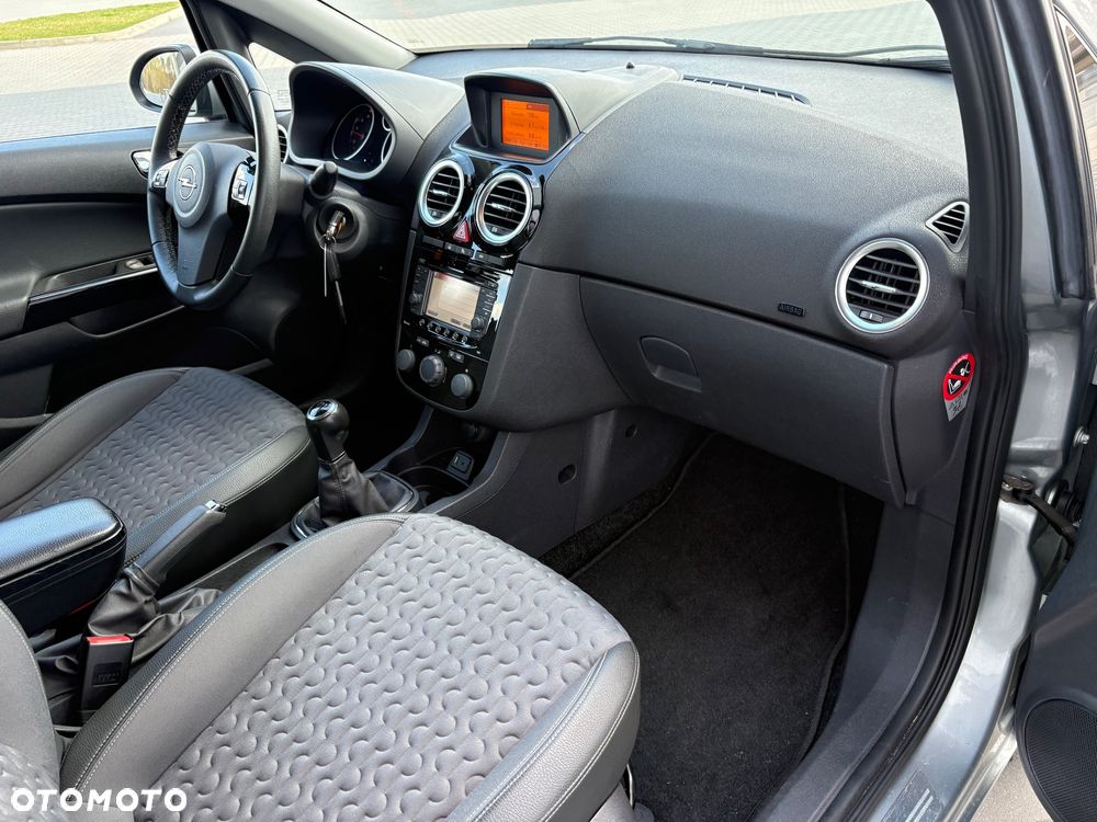 Opel Corsa 1.4 16V Cosmo - 27