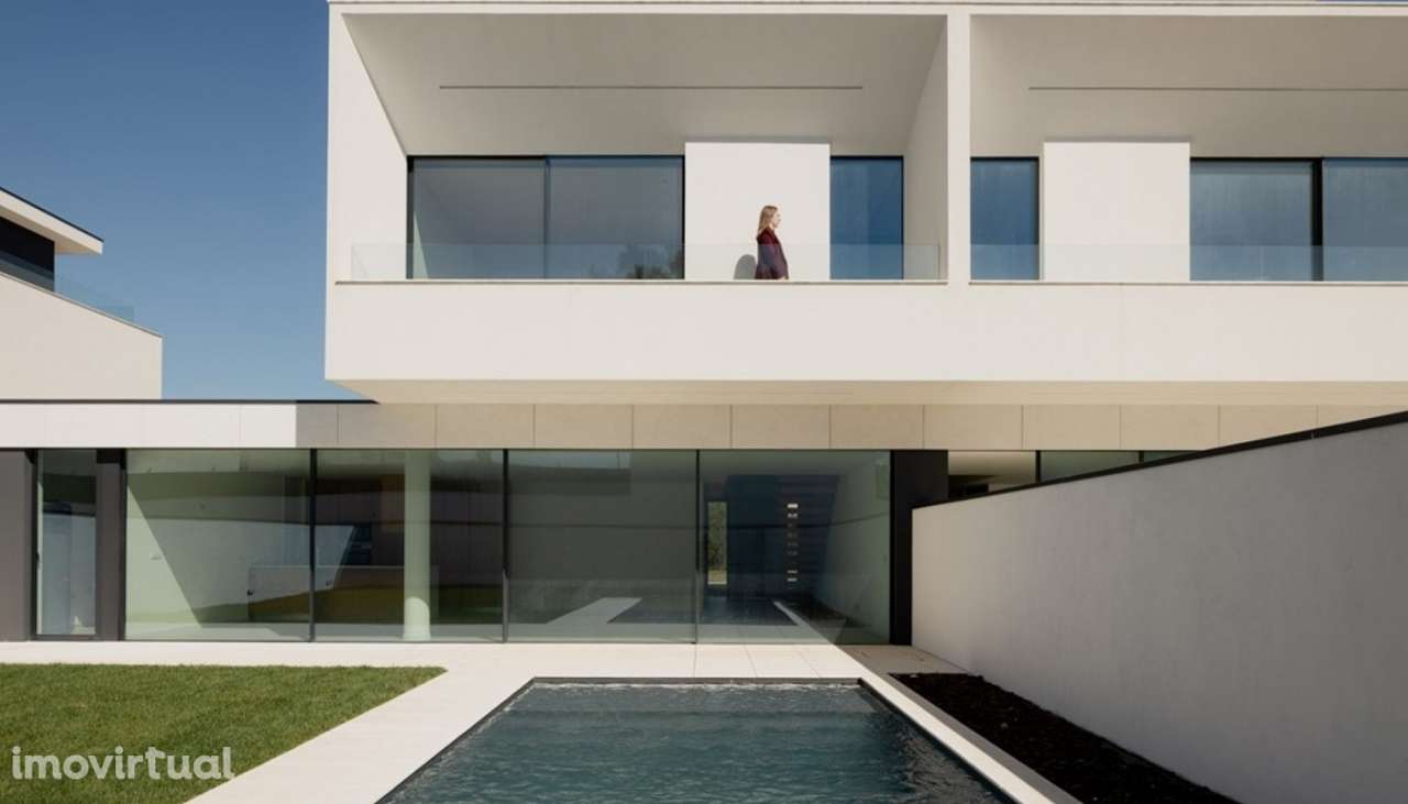 Moradia V4+1 com jardim, piscina e vistas de mar à venda em Valadares - Grande imagem: 2/23