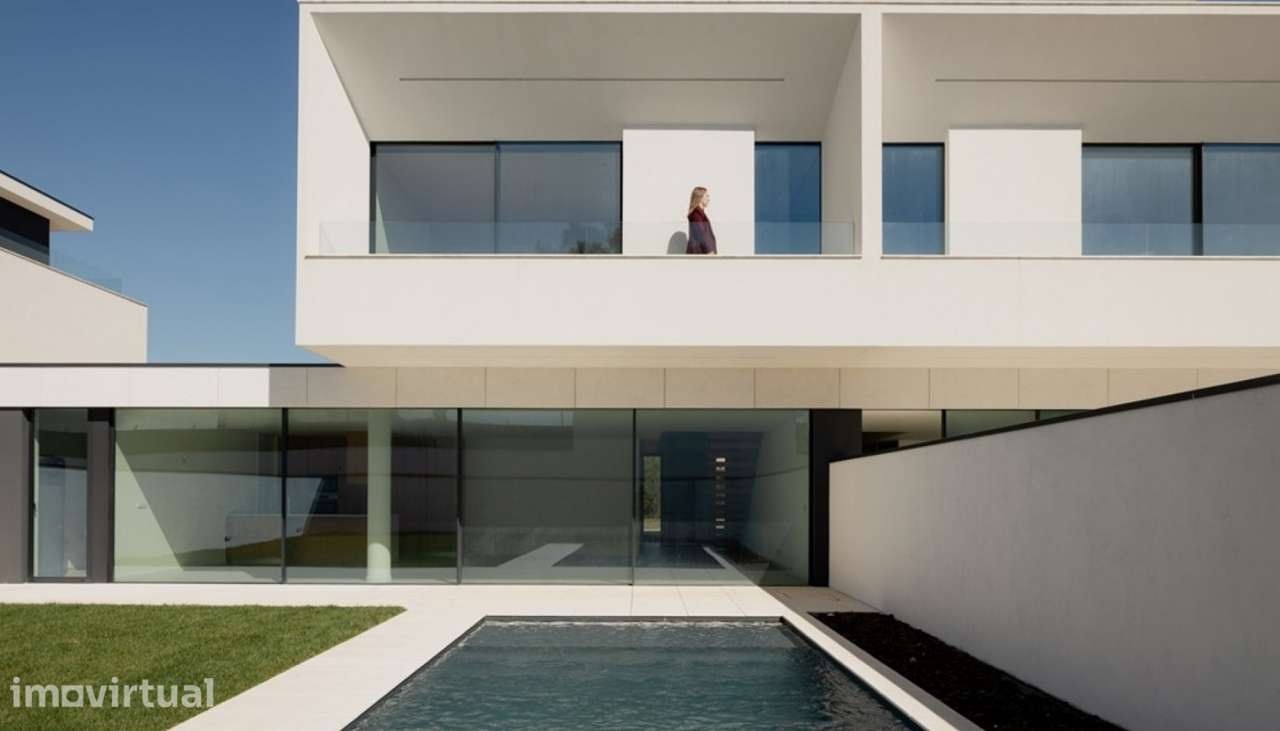 Moradia V4+1 com jardim, piscina e vistas de mar à venda em Valadares - Grande imagem: 2/23