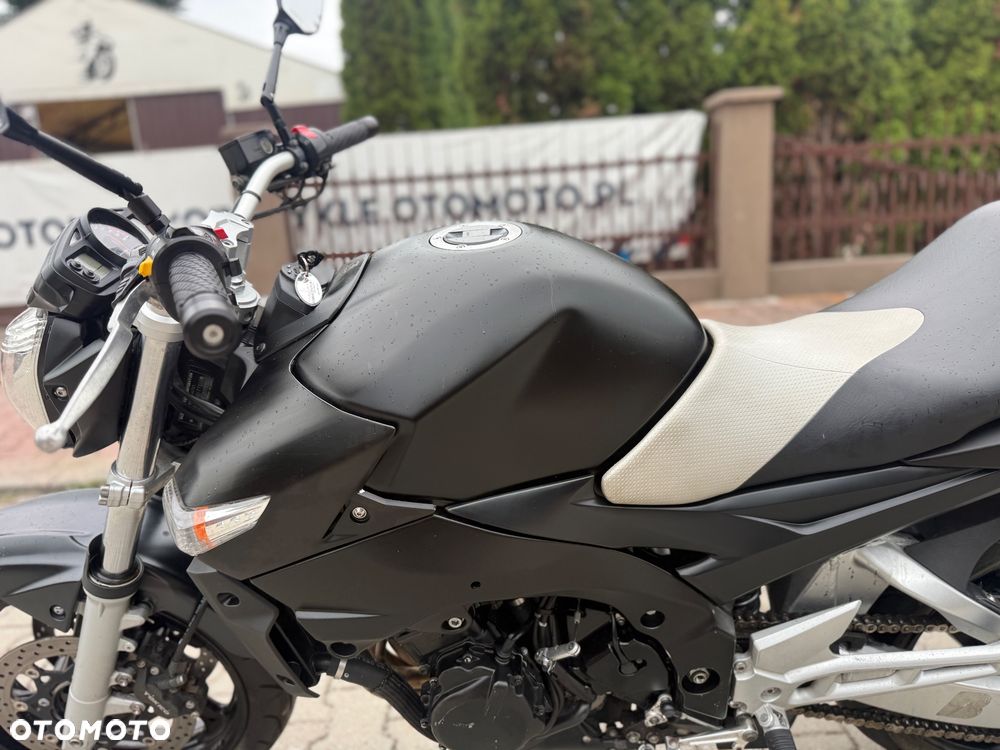 Suzuki GSR - 22