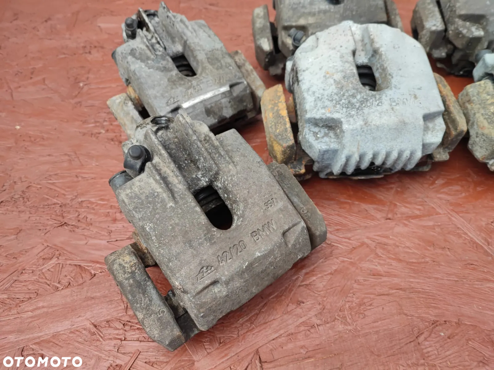 BMW E60 / E60 LCI / E61 / E61 LCI / E63 / E63 LCI / E64 / E64 LCI / E65 / E66. ORYGINALNE ZACISKI HAMULCOWE + JARZMA DO SILNIKÓW GAMY M57D25 / M47D20 / M54B22 / M54B25 POD TARCZĘ HAMULCOWĄ PRZÓD 310MM / TYŁ 320MM. O NR: 6 753 659 / 6 753 660 / 6 765 909 / 6 765 910 OEM. SPRAWNE W 100%. - 4