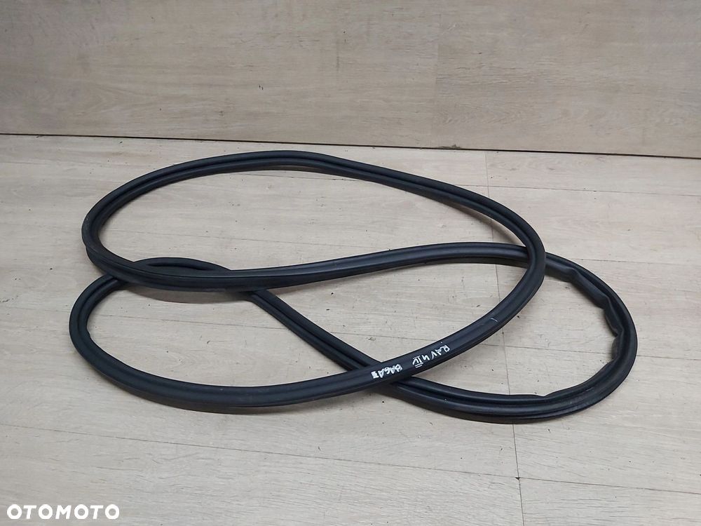 Toyota Rav4 IV XA40 13-18r uszczelka karoseryjna drzwi lewy tył - 1