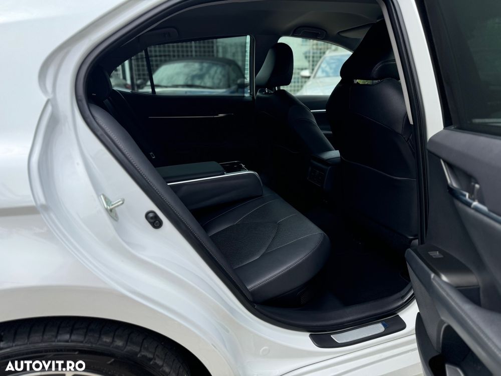 Toyota Camry 2.5 HEV Executive - 27