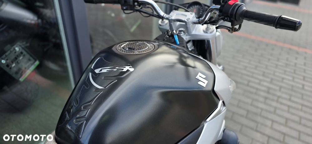 Suzuki GSR - 17
