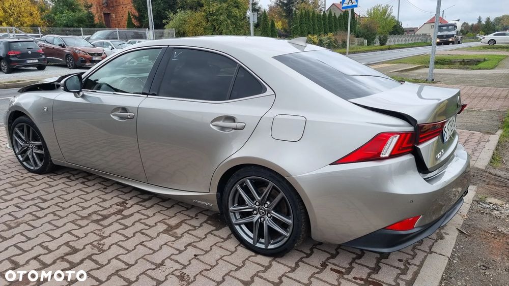 Lexus IS 300h F Sport - 9