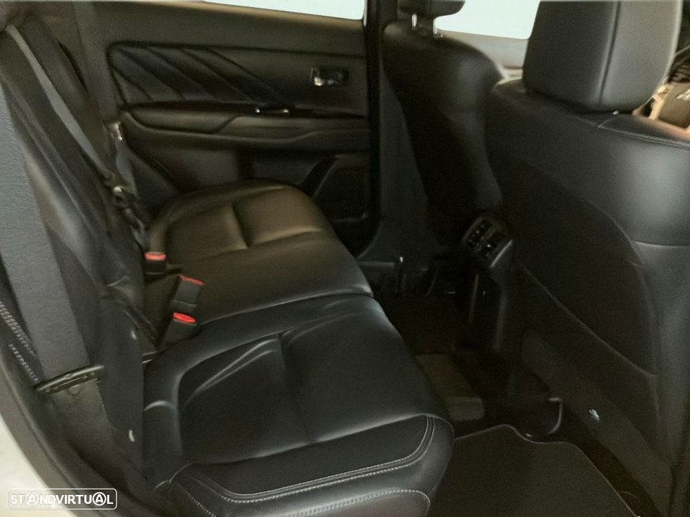 Mitsubishi Outlander - 16