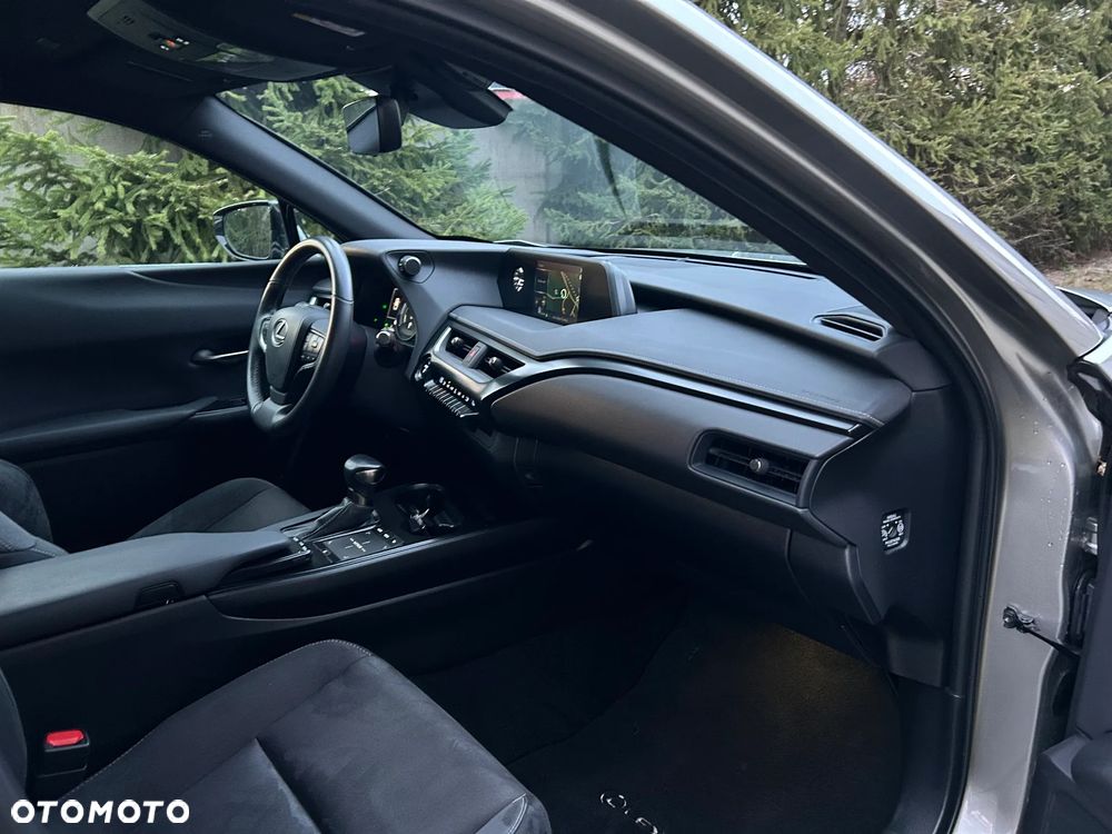 Lexus UX - 25