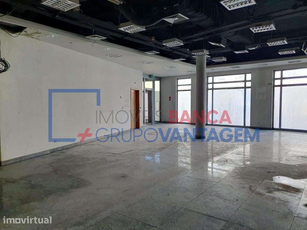 Loja com 3 montras no centro de Samora Correia - Antiga CGD - Grande imagem: 5/8