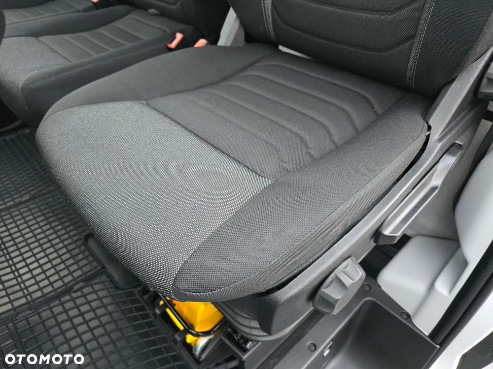 Iveco DAILY DAILY 35C18 / 50C18 HI-MATIC 9PALET 4,50cm Długi 850Kg ŁADOWNOŚĆ SALON PL 39 Tyś km STAN NOWY NOWY NOWY NA GWARANCJI TEMPOMAT FOTEL PNEŁMATYCZNY KLIMATYZACJA AUTOMATYCZNA LEDY BLOKADA MOSTU HAK FABRYCZNY - 34