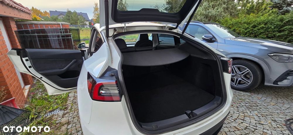 Tesla Model Y - 10