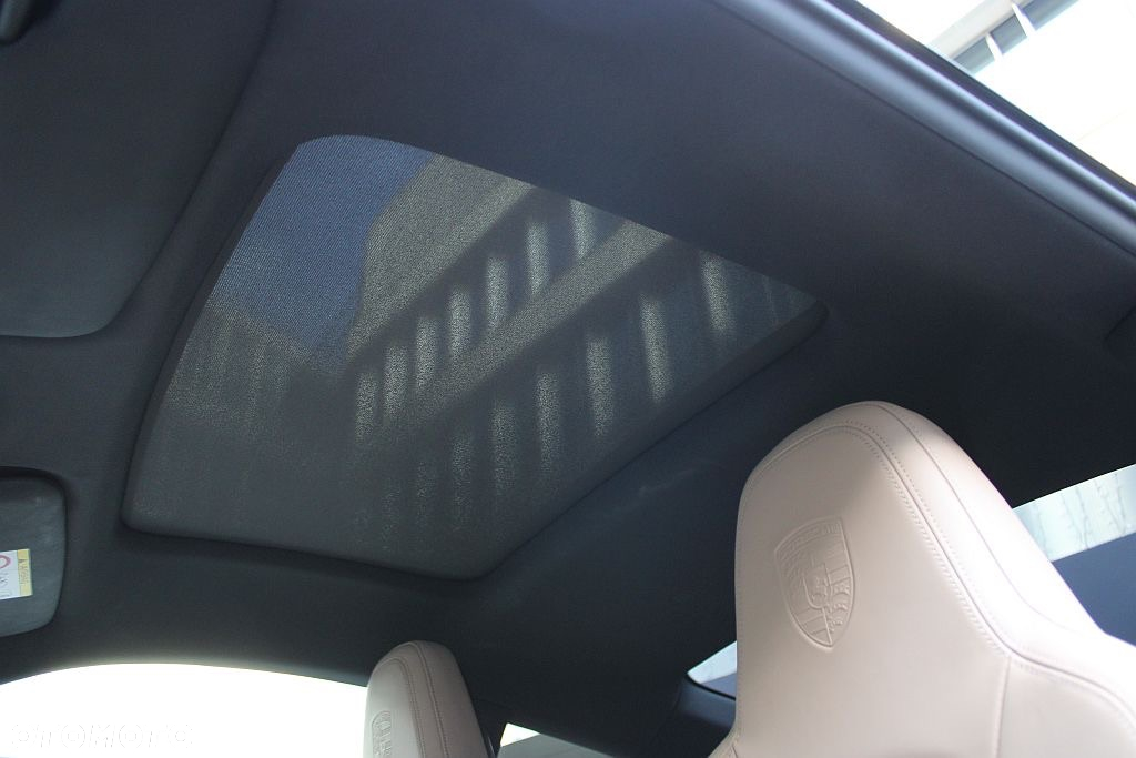 Porsche 911 Carrera 4 - 19