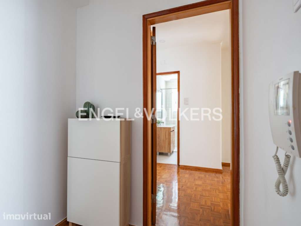 Apartamento com 5 Assoalhadas Mobiladas no Bairro Sta Cruz de Benfica - Grande imagem: 2/27