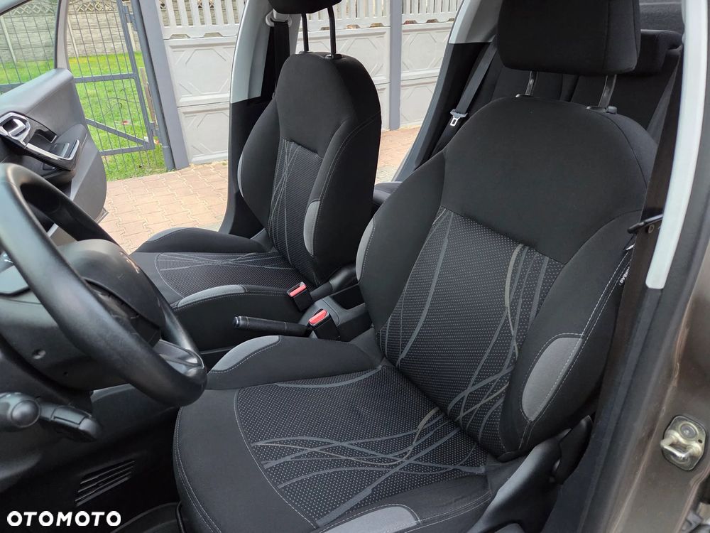 Peugeot 208 - 17