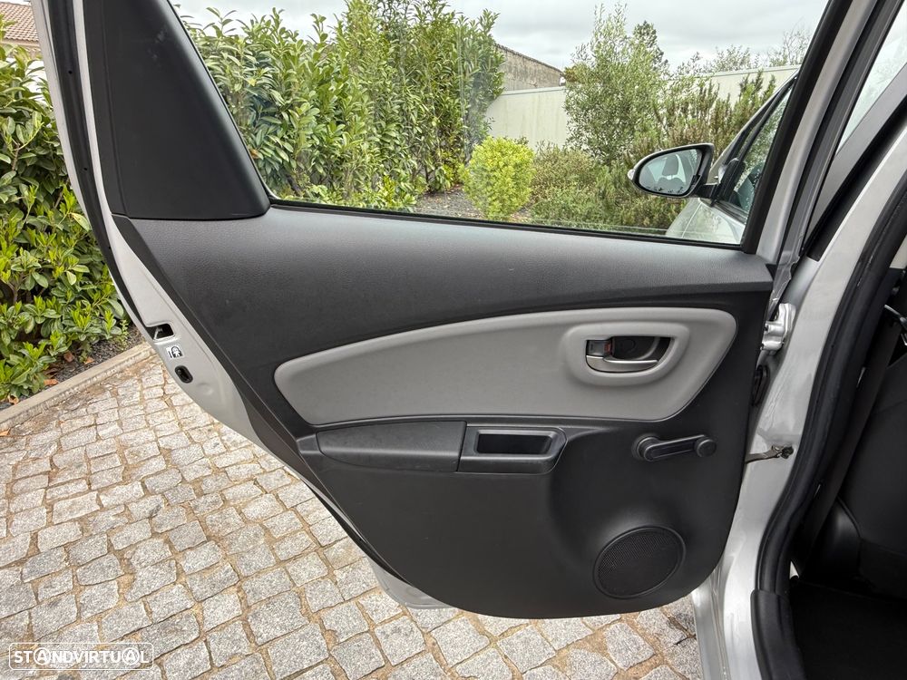 Toyota Yaris 1.0 VVT-i Comfort c/ Design-Pack - 29