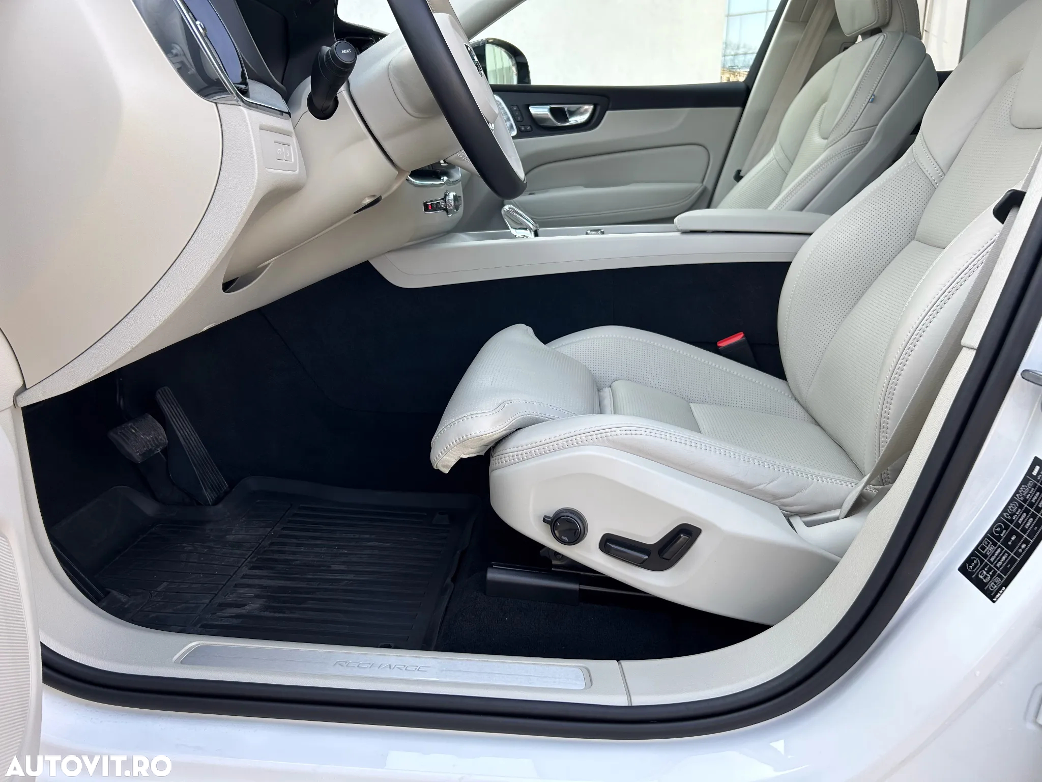 Volvo XC 60 Recharge T8 AWD AT Ultimate Dark - 31