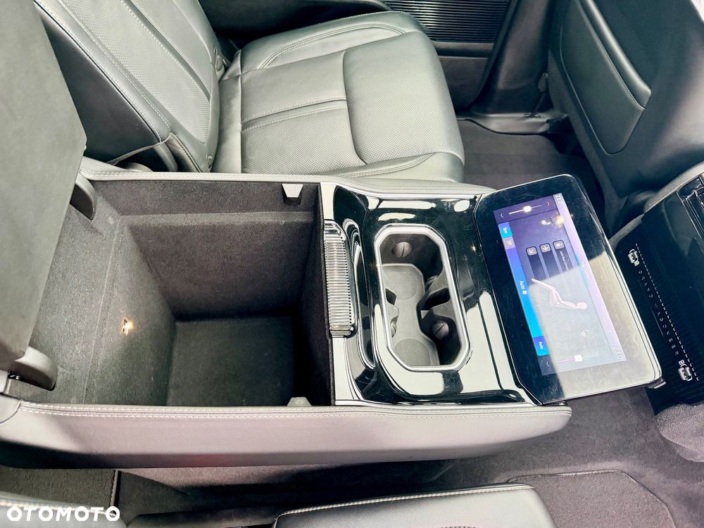 Jeep Grand Wagoneer - 35