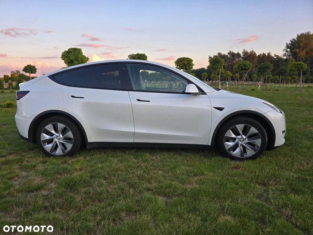 Tesla Model Y - 4