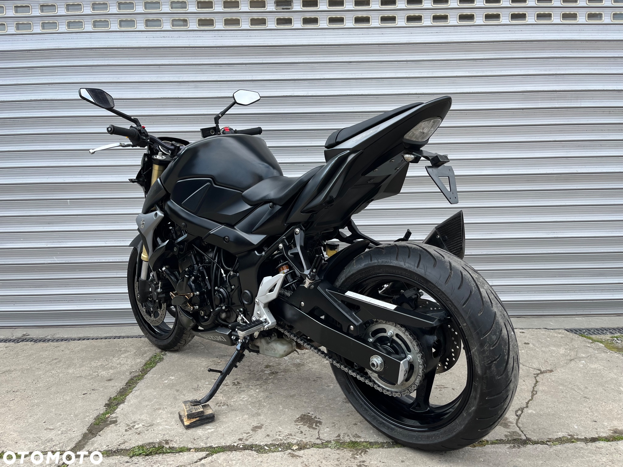 Suzuki GSR - 16