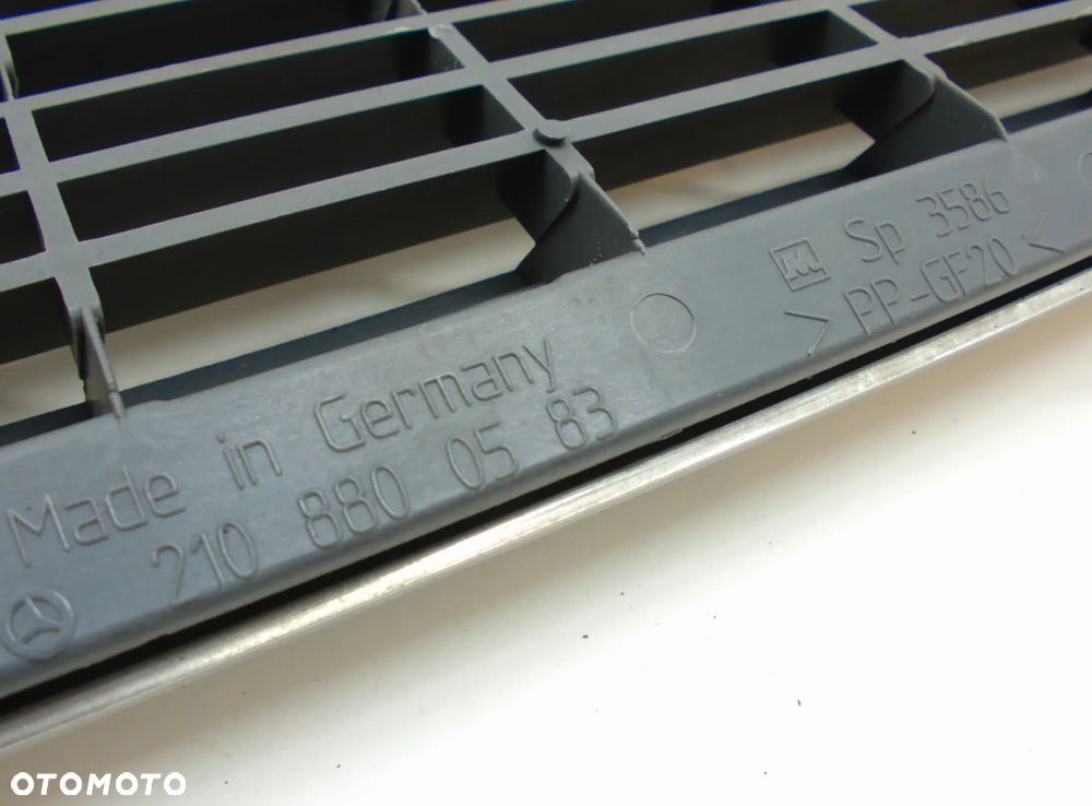 Mercedes W210 Grill    210 880 05 83 - 5