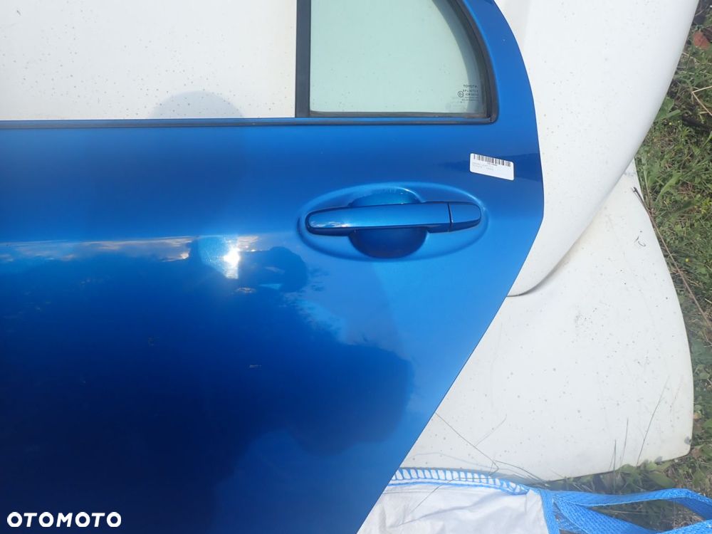 DRZWI LEWY TYŁ TOYOTA YARIS II KOL: 8T0 - 4