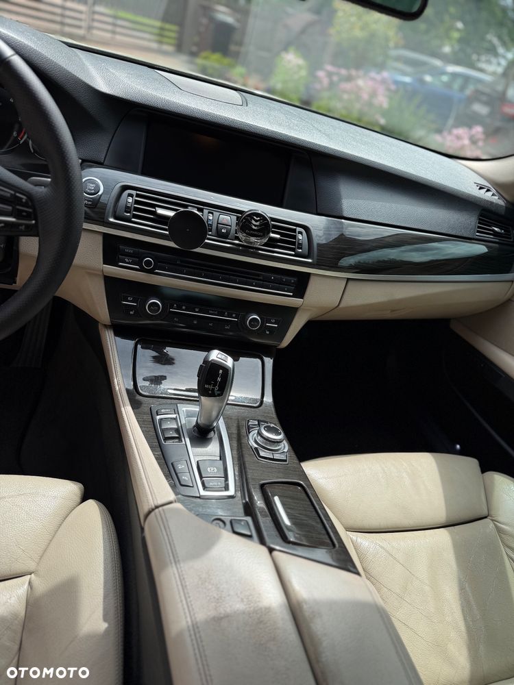BMW Seria 5 525d xDrive - 12