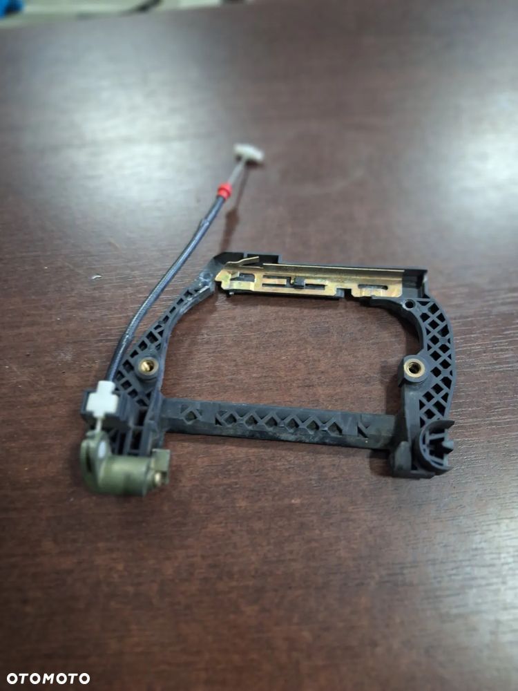 BMW E39 LIFT stelaż  wspornik klamki  prawy tył    (118/19)